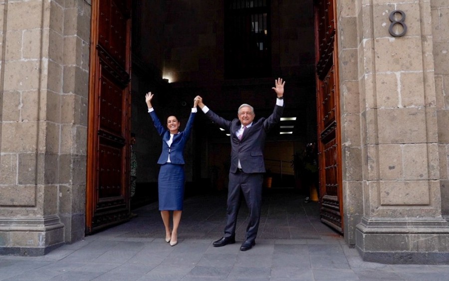 La consultora recortó la perspectiva de México como resultado de la incertidumbre que pueden generar para los inversionistas algunas de las 18 reformas constitucionales que planea impulsar Claudia Sheinbaum al comienzo de su gobierno. Foto X/Claudiashein
