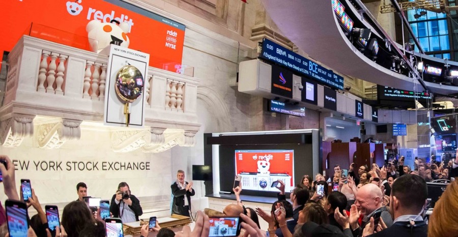 En el primer trimestre, los estadounidenses ganaron aproximadamente 3.7 billones de dólares en intereses y dividendos a una tasa anual ajustada estacionalmente, según el Departamento de Comercio, un aumento de unos 770 mil millones de dólares respecto a cuatro años antes. Foty NYSE