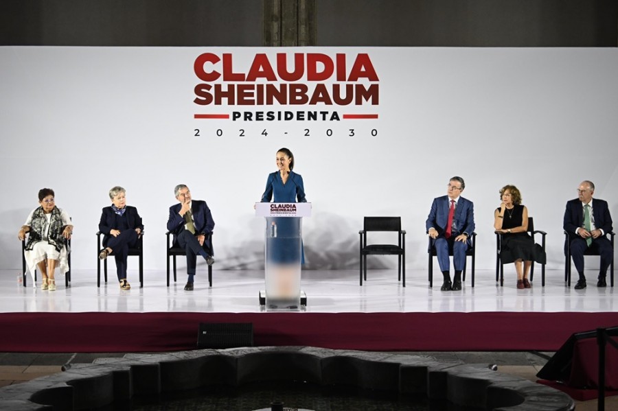 En términos muy generales la que será primera presidenta de México ha elegido un equipo con paridad de género que ronda los 70 años. Foto X/@PartidoMorena