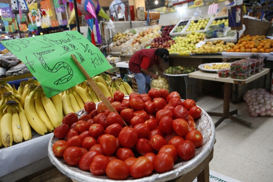 La inflación en México sube más de lo esperado en la primera quincena de junio, presionada por el componente de alimentos. Foto AP/Rebecca Blackwell