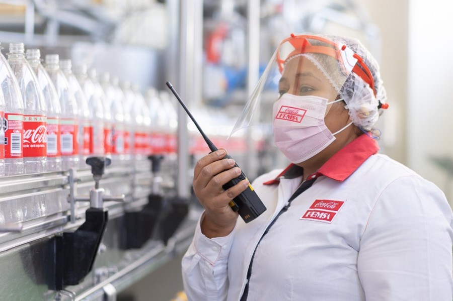 Coca-Cola Femsa podría abrir una nueva planta en México para atender la demanda en el sureste. Foto archivo