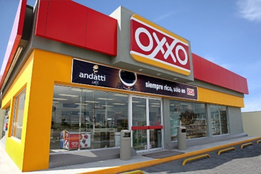 Actualmente, Femsa ya tiene una red de más de mil 600 tiendas con pantallas habilitadas para la comunicación digital. Foto archivo