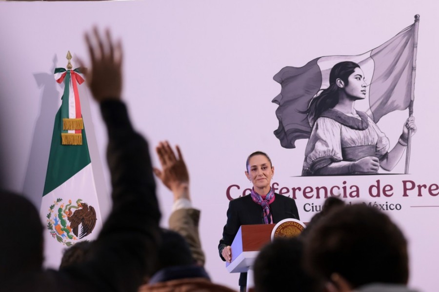 Con este automóvil busca estimular la producción de motores para automóvil eléctricos por parte de empresas mexicanas, dijo la mandataria. Foto Presidencia de México