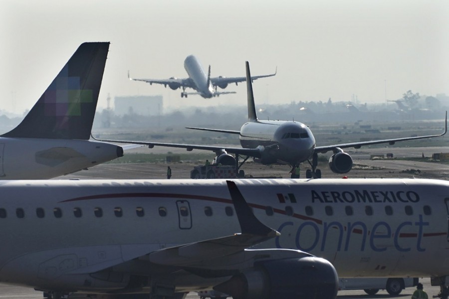 Los precios del transporte aéreo impulsan la inflación de México en diciembre, aunque a una velocidad menor a la esperada. Foto AP/Marco Ugarte