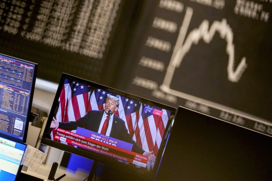 Donald Trump aparece en una pantalla de televisión en la Bolsa de Valores de Frankfurt, Alemania. Foto AP/Michael Probst