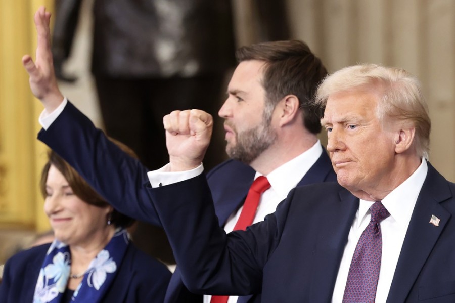 Donald Trump en la ceremonia de toma de posesión en Washington, D.C., junto al vicepresidente James David Vance. Foto AP/Kevin Lamarque