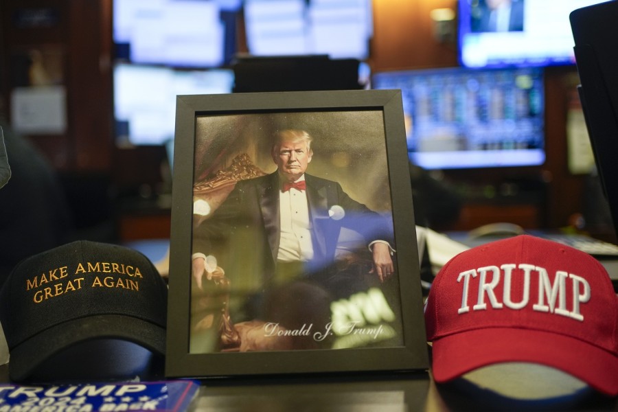 La parafernalia del presidente electo Donald Trump se exhibe en el piso de la Bolsa de Valores de Nueva York, en el distrito financiero de Nueva York. Foto AP/Seth Wenig