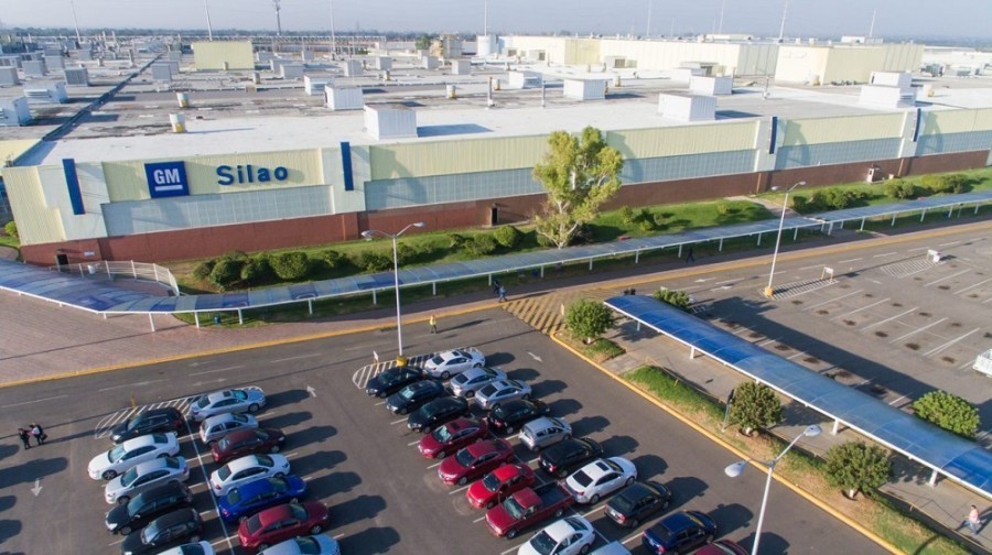 En México, GM cuenta con tres plantas, una de ellas ubicada en Silao, Guanajuato, donde produce sus pickups Sierra y Silverado. Foto archivo